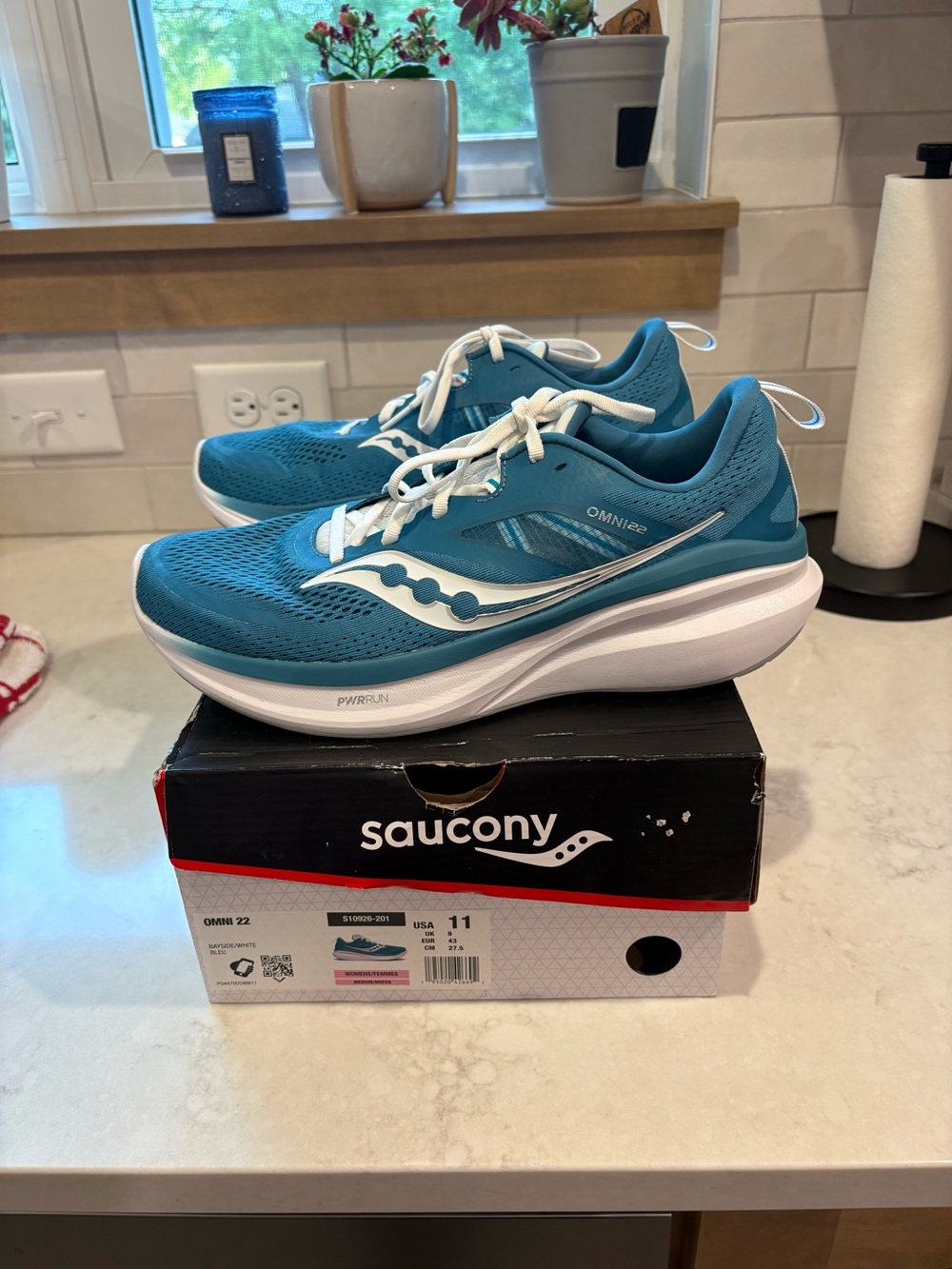 Size 11 Saucony Omni 22 Running Shoes - Teal & White Accents